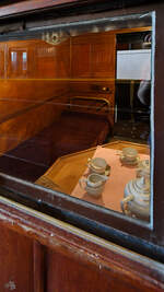 Besichtigung leider nur durch Scheibe möglich - ein luxuriöses Abteil in einem Salonwagen. (Eisenbahnmuseum von Katalonien in Vilanova i la Geltrú, November 2022)