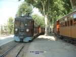 Zwei Personenzge, links mit Triebwagen Nr.4, am 27.09.2003 im Bahnhof Soller.