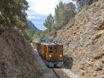 ET4 der Ferrocarril de Sóller am 4.6.2016 mit dem  Tren de Sóller  zwischen Bahnhöfe Bunyola  und Mirador del Pujol d’en Banya.