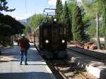 Mallorca,Bf.Bunyola,der Touristenzug aus Palma hat Einfahrt in den Bf.Bunyola.Leider war der Zug wieder restlos berfllt und das am 6.November 06 !!!