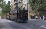 Ein Zug gebildet aus einem Triebwagen und fnf Personenwagen verlsst seinen Bahnhof in Palma, um seine Fahrt nach Soller anzutreten.
