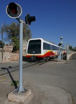 Kurz nach der Abfahrt im Bahnhof von Sineu wurden die beiden von Manacor kommenden Triebwagen 61-39/61-40 und 61-43/61-44 am 13.09.2016 auf der Fahrt nach Enllaç fotografiert.