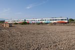 Auf der Fahrt von Enlla nach Manacor erreichen die beiden Triebwagen 61-44/61-43 und 61-40/61-39 in Krze den Bahnhof von Sineu (13.09.2016).