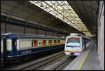 Der Triebzug 3621 (Renfe/FEVE) wartet am 12.08.2023 auf Gleis 1 im Bahnhof La Concordia in Bilbao auf Fahrgäste.