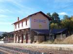 Station Los Carabeos, eine Bedarfshaltestelle in ber 1000 m hhe etwa in der Mitte der ca. 350 km langen Strecke Bilbao - Leon am 27.09.2005. Unter der berdachung ist eine historische Dokumentation ber den Bau und den Betrieb der Bahn, leider in spanisch, was ich nicht lesen kann.