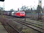 Vorn leerer Container-Tragwagen, hinten Schttgutwagen mit Eisenerz oder Koks fr das Stahlwerk Barreda am 09.05.2003 im Gterbahnhof Santander.