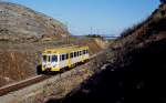 Kurz vor der Station El Estrecho de San Gines fährt der Tw 2367 der FEVE-Schmalspurlinie von Los Nietos nach Cartagena durch einen Einschnitt (Februar 1996)