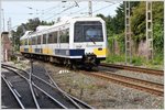 Dreiteiliger FEVE/RENFE Triebzug 3811/6811 bestreitet den S-BahnVerkehr auf der doppelspurigen Strecke rund um Santander, hier in der Station Barreda. (22.05.2016)