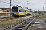 Dreiteiliger FEVE/RENFE Triebzug 3811/6811 bestreitet den S-BahnVerkehr auf der doppelspurigen Strecke rund um Santander, hier in der Station Barreda.