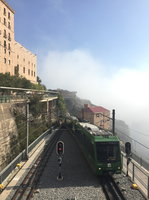 Die zwei Schweizer Stadler GTW AM5 und AM3 erreichen als Regio (Monistral de Monserrat - Montserrat) die 700m hohe Endstation.