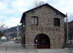 Zahnradbahnhof Ribes-Enllac, 905 m, links daneben der RENFE-Bahnhof Ribes de Freser, von hier fhrt die Bahn 12,5 km zum Vall de Nuria in 1964 m Hhe, aufgenommen am 07.03.2008