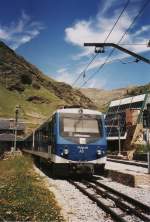 Triebwagen „Puigmal A5“ der Cremallera de Núria (Meterspur-Adhäsions-Zahnradbahn), in der Bergstation Vall de Núria (1964 m), Im Juli 2010.