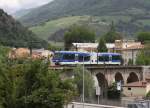 Nach dem Verlassen des Talbahnhofs Ribes Enllac überquert die Zahnradbahn nach Vall de Nuria am Ortseingang von Ribes de Freser mittels eines Viadukts die Nationalstraße.