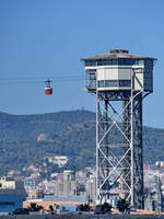 Der Torre Sant Sebastià markiert die Talstation der 1931 eröffneten Hafenseilbahn Barcelona (Teleférico del puerto Barcelona).