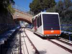 In Barcelona gibt es drei Standseilbahnen, hier am 08.03.2008 der entgegenkommende Wagen 2 in der Ausweichstelle der Seilbahn Vallvidrera Inferior - Vallvidrera Superior.
