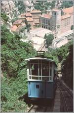 Standseilbahn ber dem Kloster Montserrat. Die Bahn fhrt hoch zu diesen typischen, abgeschliffenen Felsformationen, die die Gegend um Montserrat so einmalig machen. (Archiv 07/84)