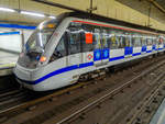 Metro Madrid Ringlinie 6 als Via 2 im Bahnhof Usera, 03.08.2019.