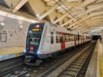 Metro Valencia Zug 4354 auf der Linie 9 nach Riba-roja de Túria in der Station Alameda, 18.03.2024.