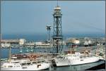 Hier sind beide Trme der Luftseilbahn ber den Hafen von Barcelona zu sehen, einerseits den Torre Jaume 1 (107m) und dahinter den Torre Sant Sebasti (78m) (Archiv 07/84)