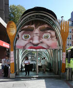 Originelle Metrostation Moyua: um zur Metro zu gelangen, muss man dieser Figur ins Maul laufen.