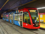 Metro Ligero Madrid Linie 1 im Bahnhof Pinar de Chamartin, 05.08.2019.
