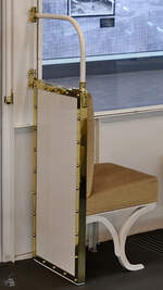 Ein Sitzplatz im 1927 gebauten Metrozug M-122  Quevedo , welcher Anfang November 2022 in der Ausstellung 100 Jahre Metro Madrid im Bahnhof Madrid-Chamartin ausgestellt war.