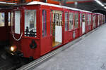 Der mit königlichen Emblemen verzierte Metrozug R-103  Ventas  stammte aus dem Jahr 1924.(Madrid-Chamartin, November 2022)