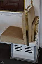 Sitzplätze in einem historischen Metrozug, welcher Anfang November 2022 in der Ausstellung 100 Jahre Metro Madrid im Bahnhof Madrid-Chamartin ausgestellt war.