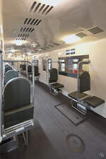 Der  modernisierte  Fahrgastraum im 1943 gebauten Metrozug R-65, so gesehen Anfang November 2022 im Bahnhof Madrid-Chamartin.