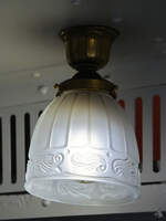 Innenraumbeleuchtung aus Zeiten, wo Leuchtstoffröhren und LED Fremdwörter waren. (Madrid-Chamartin, November 2022)