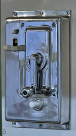 Schalter und Drehkurbel für ??? im Fahrgastraum eines historischen Metrofahrzeuges im Bahnhof Madrid-Chamartin. (November 2022)