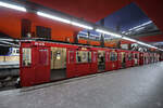 Der Metrozug R-65 wurde 1943 gebaut und ist aktuell im Bahnhof Madrid-Chamartin ausgestellt. (November 2022)