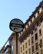 Metro-Zeichen an der  Plaza de Cuba  in Triana, einem Viertel westlich der Innenstadt von Sevilla.