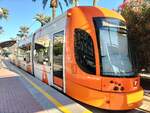 Bombardier Flexity Outlook, Wagen 4231, Ferrocarriles de la Generalitat Valenciana (FGV), wartet an der Endhaltestelle Puerta del Mar in Alicante am 13.11.2023.