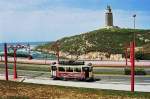 Triebwagen 27 mit dem Wahrzeichen von A Corua, dem Herkulesturm (9.