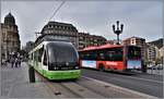 CAF Tram 402 auf der Brücke Ariatzako Zubia beim Hauptbahnhof Abando Bilbao.
