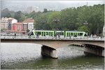 Strassenbahn Bilbao auf der Puente del Arenal über den Ria de Bilbao.