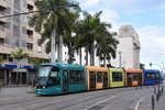 SANTA CRUZ DE TENERIFE (Kanaren/Provinz Santa Cruz de Tenerife), 29.03.2016, ein Citadis von Alstom, betrieben als Wagen 21 der Tranvía Tenerife, nach La Trinidad in der Calle de Imeldo Seris