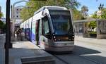Straßenbahn 304 an der Haltestelle Plaza Nueva im Stadtzentrum Sevilla am 03.04.2017