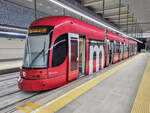 Metro Valencia Zug 4206 auf der Linie 10 nach Oceanogràfic in der Station Alacant, 18.03.2024.
