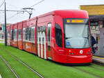 Metro Valencia Zug 4239 auf der Linie 10 nach Natzaret in der Station Oceanogràfic, 18.03.2024.