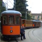 Triebwagen 20 wartet am 27.01.09 auf die Einfahrt ins Zentrum von Soller.