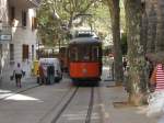 Triebwagen No.21 der Straenbahn von Sller bei der Durchfahrt des Marktplatzes.