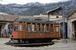 Tram auf der Drehscheibe vor dem Depot in Sller.