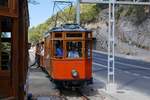 Auf der Fahrt von Port de Sóller nach Sóller begegnet Triebwagen Nr. 1 am 19.09.2016 der in Gegenrichtung fahrenden Bahn in einer Ausweichstelle. Dieser Triebwagen aus dem Jahr 1913 ist seit Inbetriebnahme der Strecken zwischen Sóller Stadt und Sóller Hafen im Einsatz.