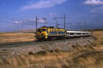 Eine 269.3 der RENFE - es könnte die 269 316 sein - führt den Talgo Madrid - Gijon durch die Sierra de Guadarrama.