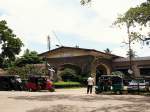 Bahnhof Negombo,Straenansicht zum Bahnhofsgebude.Im Vordergrund sieht man das von der Bevlkerung am meisten genutzte Fahrzeug nach Bahn und Bus-die Treewehler oder auch Tuc Tuc genannt,ein Import von Bajaj Indien.
