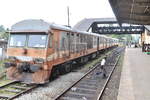 Nahverkehrszug S8 im Bahnhof Aluthgama auf Sri Lanka im August 2010.