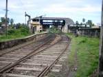 Bahnhof Aluthgama (Sri Lanka): Blick vom mit Schranken gesichertem Bahnbergang in Richtung Sden auf Bahnsteig 2. Dort fahren die Zge nach Colombo ab. Die 1676mm breite Spur ist hier gut sichtbar. Der Zugang zum Bahnsteig soll ber die berfhrung gehen, wird aber (im Gegensatz zum hier gezeigten Ausgang zum B) wenig genutzt. 