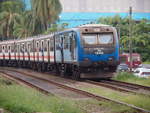 Sri Lanka Railway Class S12 fährt als Train 8759 von Colombo Fort nach Wadduwa.